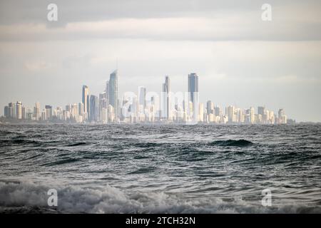 Nahaufnahme der Gold Coast Skyline in Australien vom Pazifischen Ozean aus Stockfoto