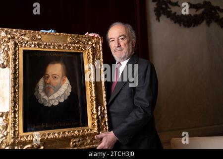 Madrid, 04.05.2022. Santiago Muñoz Machado im Versammlungssaal der Königlich Spanischen Akademie (RAE) mit dem Gemälde von Miguel de Cervantes. Foto: Matías Nieto. ARCHDC. Quelle: Album / Archivo ABC / Matías Nieto Koenig Stockfoto