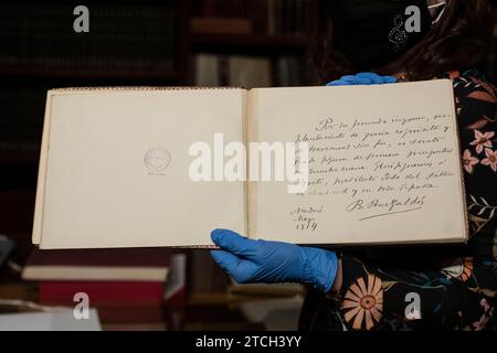 Madrid, 15.03.2021. Archiv der Allgemeinen Autorengesellschaft (SGAE). Autogramm, dass Benito Pérez Galdós im Mai 1914 der Schauspielerin Loreto Prado gewidmet hat. Foto: Isabel Permuy. ARCHDC. Quelle: Album / Archivo ABC / Isabel B. Permuy Stockfoto