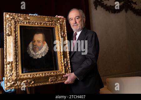 Madrid, 04.05.2022. Santiago Muñoz Machado im Versammlungssaal der Königlich Spanischen Akademie (RAE) mit dem Gemälde von Miguel de Cervantes. Foto: Matías Nieto. ARCHDC. Quelle: Album / Archivo ABC / Matías Nieto Koenig Stockfoto