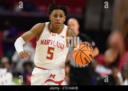 College Park, MD, USA. Dezember 2023. Der Maryland Terrapins-Wachmann DeShawn Harris-Smith (5) dribbelt den Ball während des NCAA-Basketballspiels zwischen den Alcorn State Braves und den Maryland Terrapins im Xfinity Center in College Park, MD. Reggie Hildred/CSM/Alamy Live News Stockfoto