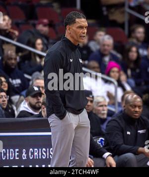 Monmouth Hawks Head Coach King Rice während eines Basketballspiels gegen die Seton Hall Pirates im Prudential Center in Newark, New Jersey am Dienstag, den 12. Dezember. Duncan Williams/CSM (Bild: © Duncan Williams/Cal Sport Media) Stockfoto