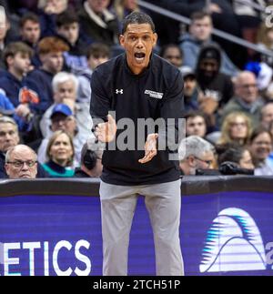 Monmouth Hawks Head Coach King Rice während eines Basketballspiels gegen die Seton Hall Pirates im Prudential Center in Newark, New Jersey am Dienstag, den 12. Dezember. Duncan Williams/CSM (Bild: © Duncan Williams/Cal Sport Media) Stockfoto