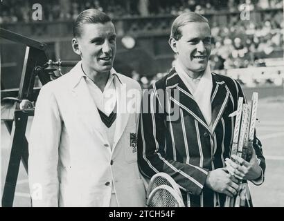 London (Vereinigtes Königreich), 7/2/1936. Der Brite Fred Perry (links) und der Deutsche von Cramm posierten vor dem Finale der Wimbledon-Meisterschaft, die Perry gewann. Quelle: Album / Archivo ABC / José Díaz Casariego Stockfoto