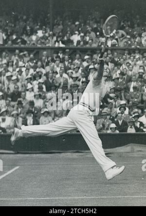 London, (Vereinigtes Königreich) 24.06.1936. Gottfried von Cramm in der zweiten Runde der Wimbledon-Meisterschaft gegen den tschechischen Tennisspieler Ladislav Hecht. Der deutsche Tennisspieler spielte im Finale gegen den Briten Fred Perry, der gewann. Quelle: Album / Archivo ABC / José Díaz Casariego Stockfoto