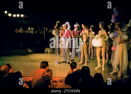 MIAMI, FL - MÄRZ 1957: Eine Gruppe von Künstlern singt auf der Bühne während eines Auftritts um den März 1957 im Latin Quarter in Miami, Florida. (Foto: Hy Peskin) Stockfoto