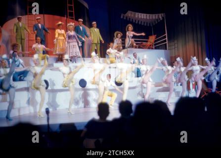 MIAMI, FL - MÄRZ 1957: Eine Gruppe von Künstlern singt auf der Bühne während eines Auftritts um den März 1957 im Latin Quarter in Miami, Florida. (Foto: Hy Peskin) Stockfoto