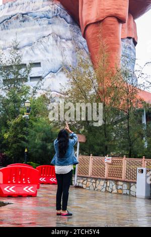 Ein junges Mädchen, das morgens aus einem flachen Winkel der Statue of Believe shiva grüßt, wird an der Glaubensstatue oder Vishwas Swaroopam nat aufgenommen Stockfoto