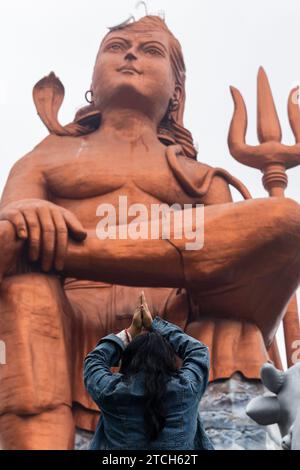 Ein junges Mädchen, das morgens aus einem flachen Winkel der Statue of Believe shiva grüßt, wird an der Glaubensstatue oder Vishwas Swaroopam nat aufgenommen Stockfoto