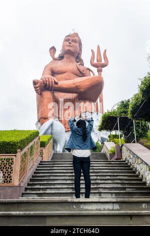 Ein junges Mädchen, das morgens aus einem flachen Winkel der Statue of Believe shiva grüßt, wird an der Glaubensstatue oder Vishwas Swaroopam nat aufgenommen Stockfoto