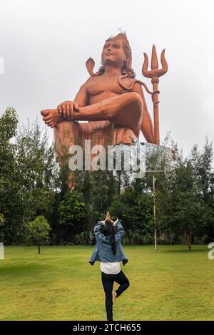 Ein junges Mädchen, das morgens aus einem flachen Winkel der Statue of Believe shiva grüßt, wird an der Glaubensstatue oder Vishwas Swaroopam nat aufgenommen Stockfoto