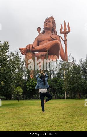 Ein junges Mädchen, das morgens aus einem flachen Winkel der Statue of Believe shiva grüßt, wird an der Glaubensstatue oder Vishwas Swaroopam nat aufgenommen Stockfoto