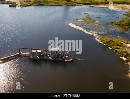 Saugbaggerschiffe ziehen Schlamm auf dem Fluss an Stockfoto