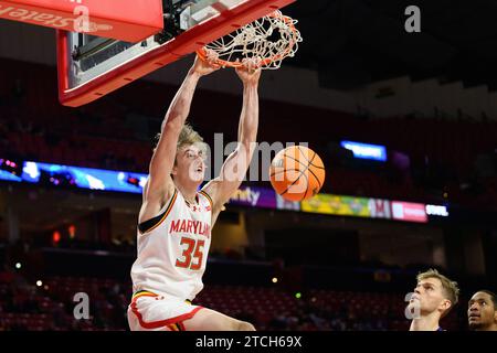 College Park, MD, USA. Dezember 2023. Caelum Swanton-Rodger (35) taucht den Ball während des NCAA-Basketballspiels zwischen den Alcorn State Braves und den Maryland Terrapins im Xfinity Center in College Park, MD. Reggie Hildred/CSM/Alamy Live News Stockfoto