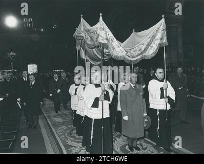 Madrid, 22.12.1973. ER, Staatsoberhaupt Francisco Franco, betritt unter einem Baldachin die Königliche Basilika von San Francisco dem Großen, wo die Beerdigung für die Geliebte von Admiral Carrero Blanco abgehalten wurde. Quelle: Album / Archivo ABC / Manuel Sanz Bermejo Stockfoto