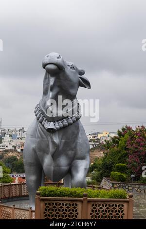 hindugott heiliger Stier nandi isolierte Statue mit hellem Hintergrund am Morgen aus einem einzigartigen Winkel Stockfoto