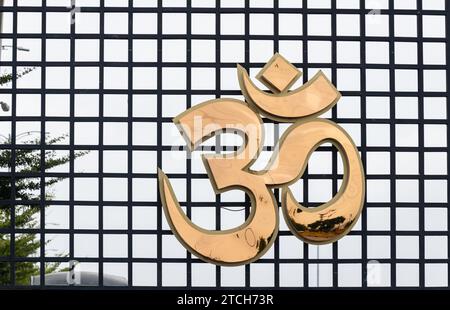 Das heilige religiöse hindusymbol AUM oder OM symbolisiert das Universum und die ultimative Realität im Hinduismus Stockfoto