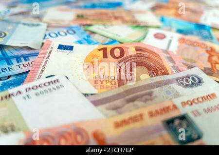 Geldgeschichte aus verschiedenen Ländern: Euro, Rubel. Internationale Währungen. 10 Euro Stockfoto