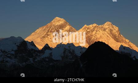 Mount Everest, Nuptse und Lhotse im goldenen Abendlicht, Nepal. Stockfoto