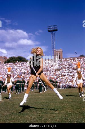 ATLANTA, GA - 17. SEPTEMBER: Ein Baton Twirler tanzt auf dem Feld, während die Miami Hurricanes Band während der Halbzeit zwischen einem NCAA-Spiel mit den Miami Hurricanes und Georgia Tech Yellow Jackets am 17. September 1955 im Grant Field in Atlanta, Georgia, auftritt. Die Yellow Jackets besiegten die Hurricanes mit 14:6. (Foto: Hy Peskin) Stockfoto