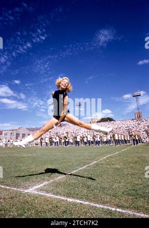 ATLANTA, GA - 17. SEPTEMBER: Ein Baton Twirler tanzt auf dem Feld, während die Miami Hurricanes Band während der Halbzeit zwischen einem NCAA-Spiel mit den Miami Hurricanes und Georgia Tech Yellow Jackets am 17. September 1955 im Grant Field in Atlanta, Georgia, auftritt. Die Yellow Jackets besiegten die Hurricanes mit 14:6. (Foto: Hy Peskin) Stockfoto