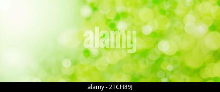 Grün-weißer Bokeh-Kreis im Hintergrund. Bokeh-Partikel Glitter verleiht abstrakten Hintergrund des Staubgradienten. Grüner abstrakter Hintergrund mit Bokeh rund Stockfoto