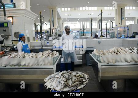 Frischer Fisch, der von einem Händler im Souq Al Jubail präsentiert wird, ist ein großer Markt für frischen Fisch und Meeresfrüchte sowie Obst und Gemüse in Sharjah, VAE. Stockfoto