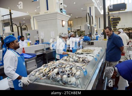 Frischer Fisch, der von einem Händler im Souq Al Jubail präsentiert wird, ist ein großer Markt für frischen Fisch und Meeresfrüchte sowie Obst und Gemüse in Sharjah, VAE. Stockfoto