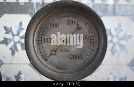 Altes Hydraulikmanometer. Hydraulikmanometer Stockfoto