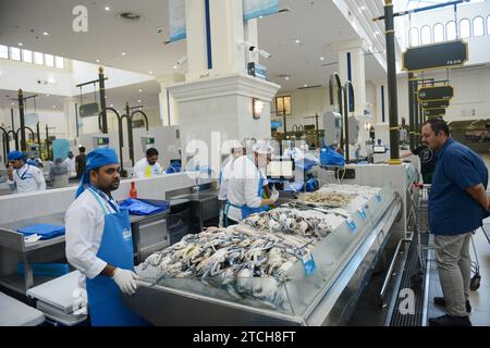 Frischer Fisch, der von einem Händler im Souq Al Jubail präsentiert wird, ist ein großer Markt für frischen Fisch und Meeresfrüchte sowie Obst und Gemüse in Sharjah, VAE. Stockfoto