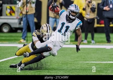 New Orleans, Louisiana, USA. Dezember 2023. (Von links nach rechts) New Orleans Saints Cornerback Lonnie Johnson Jr. bekämpft Carolina Panthers Wide Receiver Ihmir Smith-Marsette in einem NFL-Spiel in New Orleans, Louisiana, USA. Die Saints besiegten die Panthers 28-6. (Kreditbild: © Dan Anderson/ZUMA Press Wire) NUR REDAKTIONELLE VERWENDUNG! Nicht für kommerzielle ZWECKE! Stockfoto