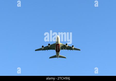 Ein Airbus A380 startet vom Flughafen in Dubai, VAE. Stockfoto