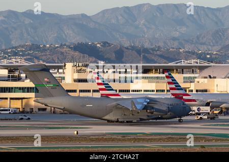 McDonnell Douglas, Boeing C-17A Globemaster III mit der Registrierung 10-0219 gezeigt, fahrend LAX, Los Angeles International Airport. Stockfoto