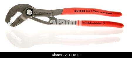 Winneconne, WI - 2. Dezember 2023: Ein Paket von Knipex Federschlauchzangen auf isoliertem Hintergrund Stockfoto