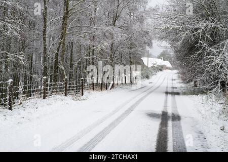 Schneebedeckte Straße. Grantown auf Spey, Highlands, Schottland Stockfoto