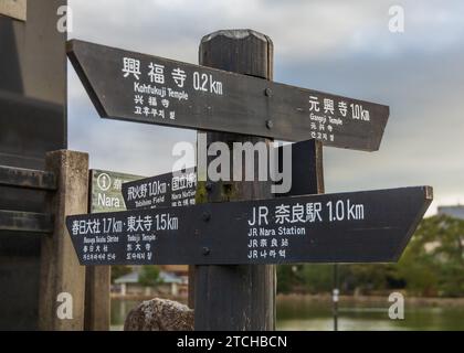 Das hölzerne Straßenschild an der Kreuzung der Sanjo Dori Street in der Nähe des Nara Parks, dem berühmten Park in Osaka, Japan Stockfoto