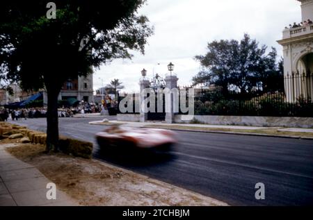 HAVANNA, KUBA - 24. FEBRUAR: Juan Manuel Fangio (1911–1995) Fahrer der Maserati 300S-Rennen während des Großen Preises von Kuba 1957 am 24. Februar 1957 in Havanna, Kuba. Fangio würde das Rennen gewinnen. (Foto von Hy Peskin) *** örtlicher Bildtitel *** Juan Manuel Fangio Stockfoto