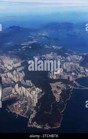 Aus der Vogelperspektive von Yau Tong, dem Chinesischen Dauerfriedhof Junk Bay und Tseung Kwan O in Hongkong. Stockfoto