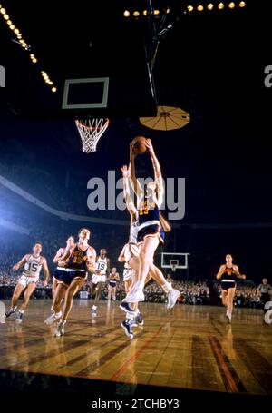 NEW YORK, NY - 27. DEZEMBER: Jack George #17 von den Philadelphia Warriors geht am 27. Dezember 1955 im Madison Square Garden in New York, New York, für das Lay-Up-Spiel gegen die New York Knicks. (Foto von Hy Peskin) *** örtliche Unterschrift *** Jack George Stockfoto