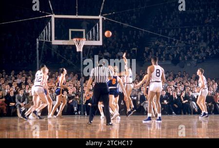 NEW YORK, NY - 27. DEZEMBER: Carl Braun #4 der New York Knicks schießt während eines NBA-Spiels gegen die Philadelphia Warriors am 27. Dezember 1955 im Madison Square Garden in New York. (Foto von Hy Peskin) *** örtliche Unterschrift *** Carl Braun Stockfoto