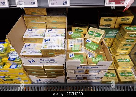 Ransbach-Baumbach Themenfoto: Konsum, Versorgung, Nahrungsmittel, Supermarkt, Einkauf, Versorgung, Lebensmittel, 12.12.2023 Kühlregal mit Butter in einem REWE-Supermarkt Themenfoto: Konsum, Versorgung, Nahrungsmittel, Versorgung, Supermarkt, Einkauf, Lebensmittel, 12.12.2023 *** Ransbach Baumbach Thema Fotokonsum, Versorgung, Lebensmittel, Supermarkt, Shopping, Versorgung, Lebensmittel, 12 12 2023 Kühlregal mit Butter in einem REWE Supermarkt Thema Fotokonsum, Versorgung, Lebensmittel, Versorgung, Supermarkt, Shopping, Food, 12 12 2023 Copyright: xAugstx/xEibner-Pressefotox EP jat Stockfoto