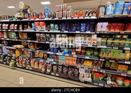 Ransbach-Baumbach Themenfoto: Konsum, Versorgung, Nahrungsmittel, Supermarkt, Einkauf, Versorgung, Lebensmittel, 12.12.2023 Regal mit Kaffeeprodukten in einem REWE-Supermarkt Themenfoto: Konsum, Versorgung, Nahrungsmittel, Versorgung, Supermarkt, Einkauf, Lebensmittel, 12.12.2023 *** Ransbach Baumbach Thema Fotokonsum, Versorgung, Lebensmittel, Supermarkt, Shopping, Versorgung, Lebensmittel, 12 12 2023 Regal mit Kaffeeprodukten in einem REWE Supermarkt Thema Fotokonsum, Versorgung, Lebensmittel, Versorgung, Supermarkt, Shopping, Food, 12 12 2023 Copyright: xAugstx/xEibner-Pressefotox EP jat Stockfoto