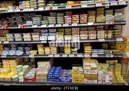 Ransbach-Baumbach Themenfoto: Konsum, Versorgung, Nahrungsmittel, Supermarkt, Einkauf, Versorgung, Lebensmittel, 12.12.2023 Kühlregal mit Butter in einem REWE-Supermarkt Themenfoto: Konsum, Versorgung, Nahrungsmittel, Versorgung, Supermarkt, Einkauf, Lebensmittel, 12.12.2023 *** Ransbach Baumbach Thema Fotokonsum, Versorgung, Lebensmittel, Supermarkt, Shopping, Versorgung, Lebensmittel, 12 12 2023 Kühlregal mit Butter in einem REWE Supermarkt Thema Fotokonsum, Versorgung, Lebensmittel, Versorgung, Supermarkt, Shopping, Food, 12 12 2023 Copyright: xAugstx/xEibner-Pressefotox EP jat Stockfoto