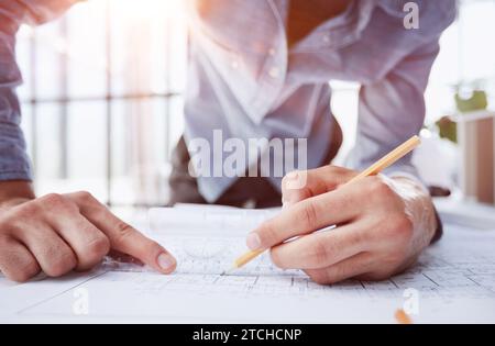 Die Konstruktionen des Ingenieurs arbeiten gemäß Zeichnungen und arbeiten an der Strukturanalyse des Projekts zusammen. Stockfoto