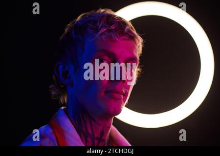 Porträt eines jungen Mannes im Neonlicht, Nachtleben-Konzept Stockfoto