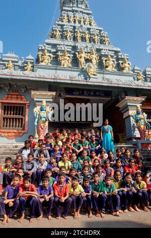 Indische Schulkinder auf einem Schulausflug posieren für ein Foto am Tor zum Kudri Manjunath (Manjunatha) Tempel in Mangalore, Karnataka, Südindien Stockfoto