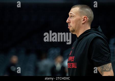 Los Angeles, USA. Dezember 2023. Basketball: NBA, Los Angeles Clippers – Sacramento Kings; Hauptrunde, Hauptrunde Spiele, Spieltag 46: Basketballprofi Daniel Theis von den Los Angeles Clippers wärmt sich vor dem Spiel auf. Quelle: Maximilian Haupt/dpa/Alamy Live News Stockfoto