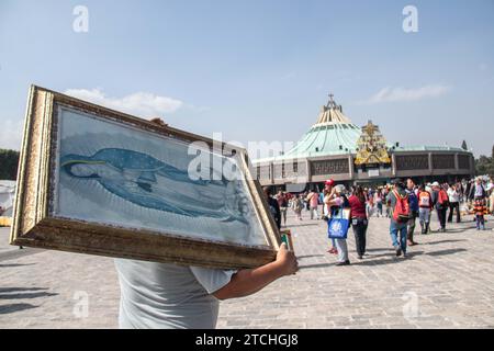 Mexiko, Stadt, Mexiko. Dezember 2023. Gläubige und Tänzer aus verschiedenen Teilen des Landes treffen sich am 12. Dezember 2023 in der Basilika Guadalupe in Mexiko-Stadt, um den Tag der Jungfrau von Guadalupe zu feiern. Sie nehmen an dem traditionellen fest Teil, das jährlich im Rahmen ihrer Verehrung für den heiligen gefeiert wird. (Foto: Franyeli Garcia/NurPhoto) Credit: NurPhoto SRL/Alamy Live News Stockfoto