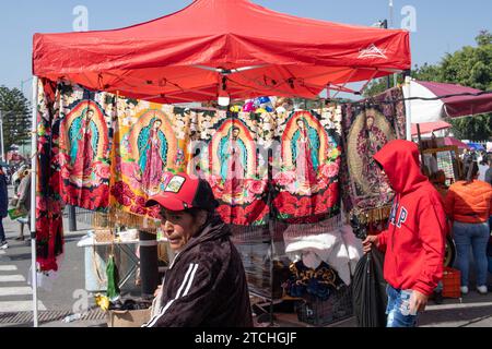 Mexiko, Stadt, Mexiko. Dezember 2023. Gläubige und Tänzer aus verschiedenen Teilen des Landes treffen sich am 12. Dezember 2023 in der Basilika Guadalupe in Mexiko-Stadt, um den Tag der Jungfrau von Guadalupe zu feiern. Sie nehmen an dem traditionellen fest Teil, das jährlich im Rahmen ihrer Verehrung für den heiligen gefeiert wird. (Foto: Franyeli Garcia/NurPhoto) Credit: NurPhoto SRL/Alamy Live News Stockfoto