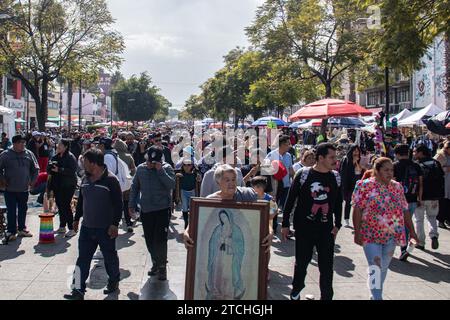 Mexiko, Stadt, Mexiko. Dezember 2023. Gläubige und Tänzer aus verschiedenen Teilen des Landes treffen sich am 12. Dezember 2023 in der Basilika Guadalupe in Mexiko-Stadt, um den Tag der Jungfrau von Guadalupe zu feiern. Sie nehmen an dem traditionellen fest Teil, das jährlich im Rahmen ihrer Verehrung für den heiligen gefeiert wird. (Foto: Franyeli Garcia/NurPhoto) Credit: NurPhoto SRL/Alamy Live News Stockfoto